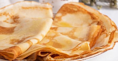 Naleśniki bez jajek. Są miękkie i delikatne, ale się nie rwą