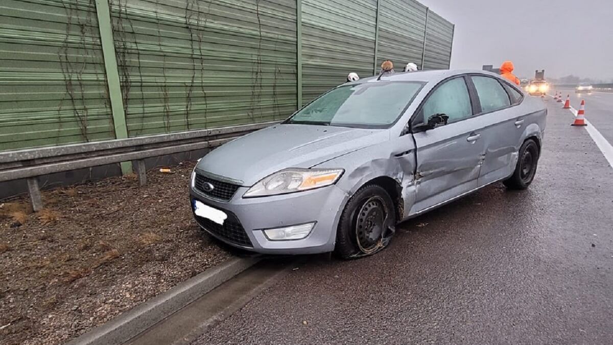 Ford stracił przyczepność i wpadł w bariery