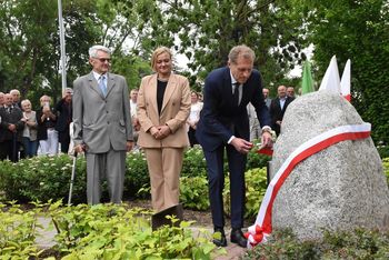 W Starym Polu pamiętają o pierwszych osadnikach. Jest obelisk na ich cześć