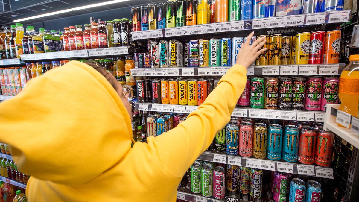 Mimo zakazu, w wielu sklepach wciąż sprzedaje się dzieciom napoje energetyczne