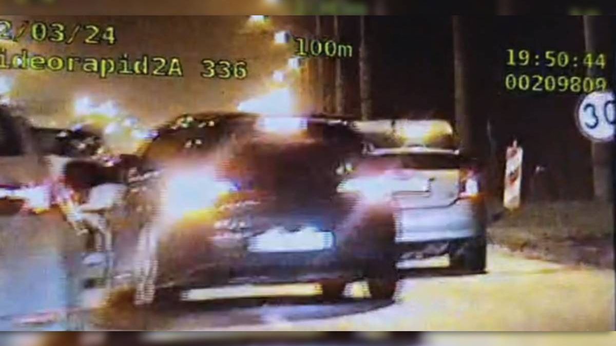 Kierowca volkswagena wyprzedzał inne auto z prawej strony
