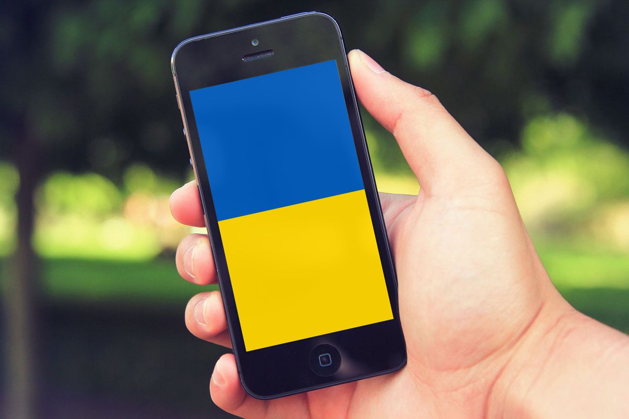 Sprzedaj stary telefon i pomóż Ukrainie. Taką propozycję ma Orange