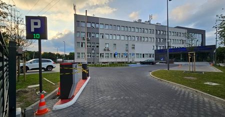 Zmiany na parkingu Wojewódzkiego Ośrodka Medycyny Pracy w Lublinie. Pojawiły się szlabany i kamery