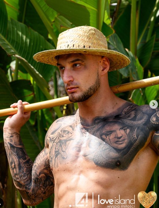 Jay w "Love Island"