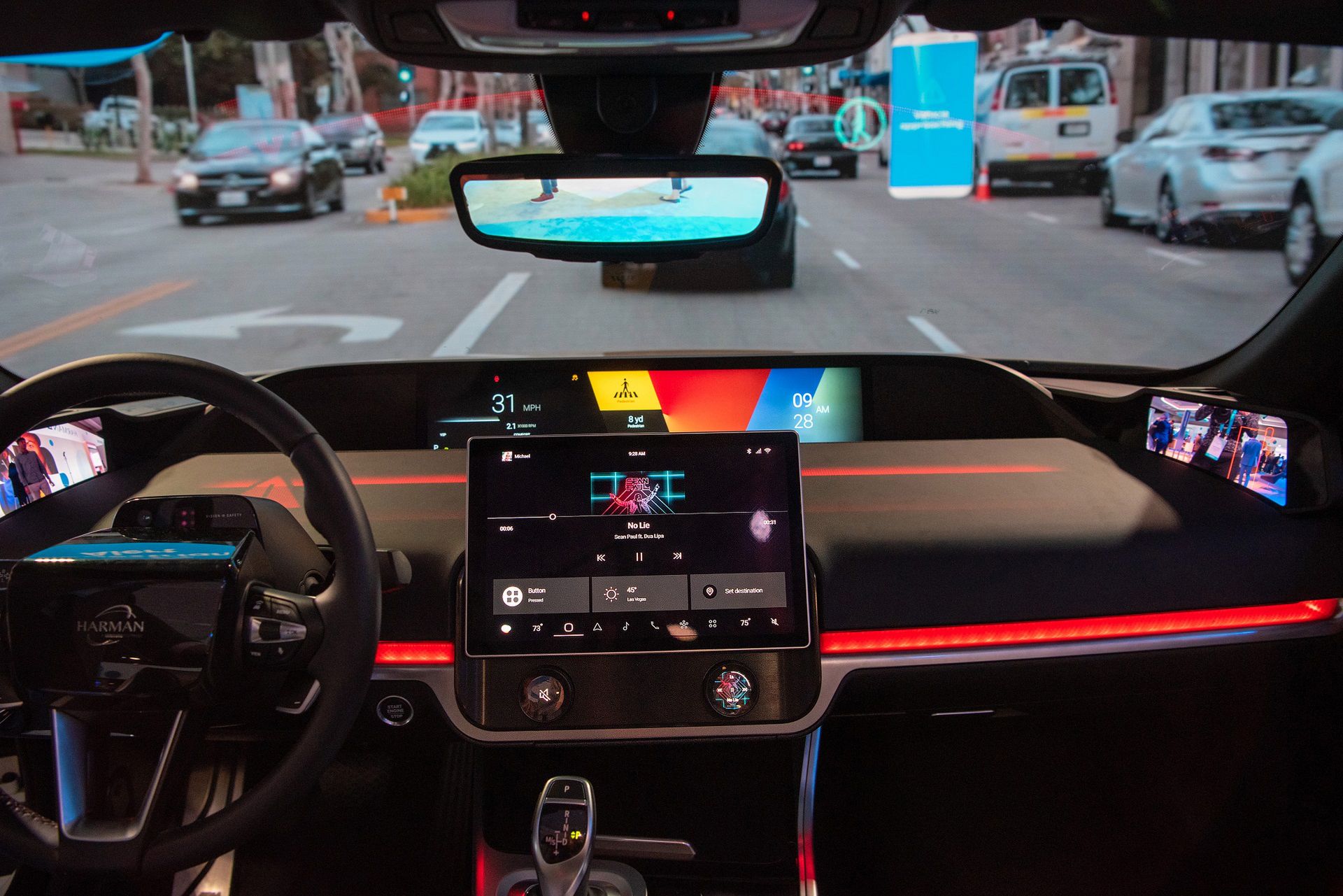 Nowe funkcje wykorzystujące 5G mają pojawić się w wybranych modelach BMW już w 2021 roku (fot. Harman)