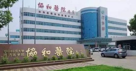Pielęgniarka z Wuhan wypadła z okna. Dzień wcześniej pokłóciła się z szefem