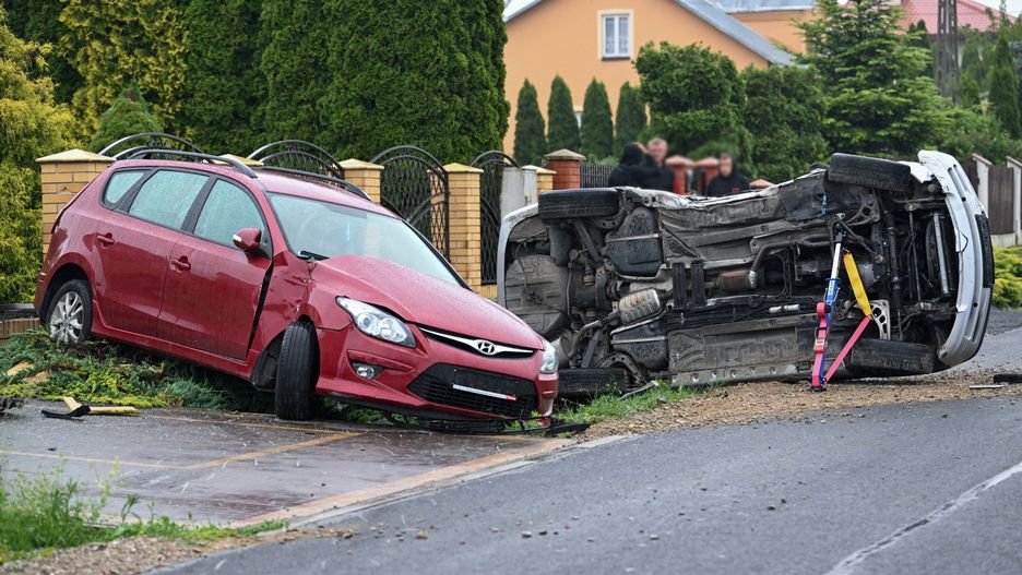 Wacławice, 13.06.2023. Miejsce śmiertelnego wypadku na drodze w Wacławicach koło Przemyśla, 13 bm. Kierujący BMW, uciekając przed policją, śmiertelnie potrącił rowerzystę. Chwilę potem auto uderzyło w inny, zaparkowany samochód. Kierowca BMW uciekał pieszo, został zatrzymany. (mr) PAP/Darek Delmanowicz