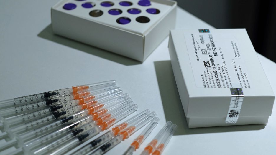 Lędziny, 01.06.2021. Koronawirus w Polsce. Szczepionki w punkcie szczepień w Izbie Tradycji Kopalni Ziemowit w Lędzinach, 1 bm. Polska Grupa Górnicza (PGG), która jako jedna z pierwszych dużych firm zgłosiła swój akces do programu szczepień przeciwko COVID-19 w zakładach pracy, rozpoczęła we wtorek szczepienia w swoich zakładach. Na szczepienie w PGG zapisało się ponad 7,1 tys. osób. (mr) PAP/Andrzej Grygiel ***Zdjęcie do depeszy PAP pt. Polska Grupa Górnicza rozpoczyna szczepienia pracowników***