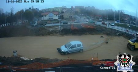 Nieoczekiwany finał drobnej stłuczki. Staranował ogrodzenie placu budowy