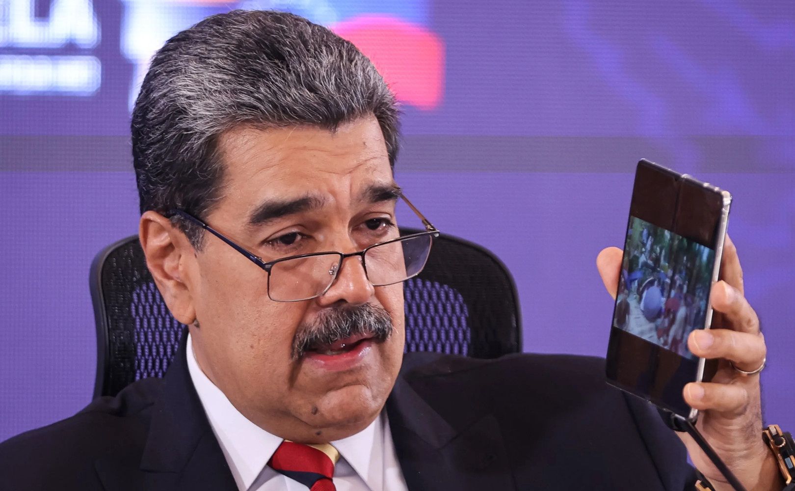 Nicolas Maduro zachwala telefon Huawei