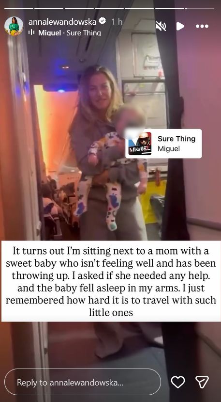 Anna Lewandowska bawi cudze dziecko w samolocie