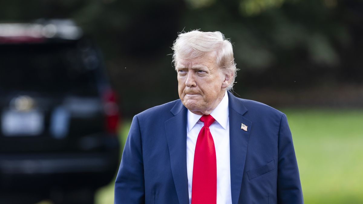 US President Donald Trump prepares to speak to reporters about the murder of Turning Point founder Charlie Kirk as he leaves the White House for New York City in Washington, DC, USA, 11 September 2025. Trump said law enforcement was making ?big progress? towards finding the killer. EPA/JIM LO SCALZO Dostawca: PAP/EPA.