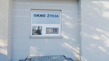 Dwumiesięczna dziewczynka w oknie życia. Przy dziecku znaleziono list