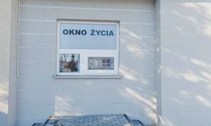 Dwumiesięczna dziewczynka w oknie życia. Przy dziecku znaleziono list