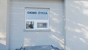 Dwumiesięczna dziewczynka w oknie życia. Przy dziecku znaleziono list