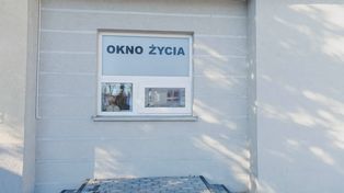 Dwumiesięczna dziewczynka w oknie życia. Przy dziecku znaleziono list