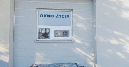 Dwumiesięczna dziewczynka w oknie życia. Przy dziecku znaleziono list