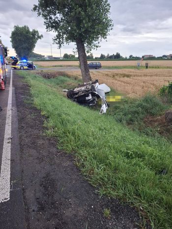 TRAGEDIA NA DRODZE! 28-latek zginął po dramatycznym dachowaniu w Żerdzinach