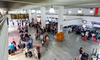 33-letni Polak leciał na Kretę. Zlekceważył załogę. Oto finał