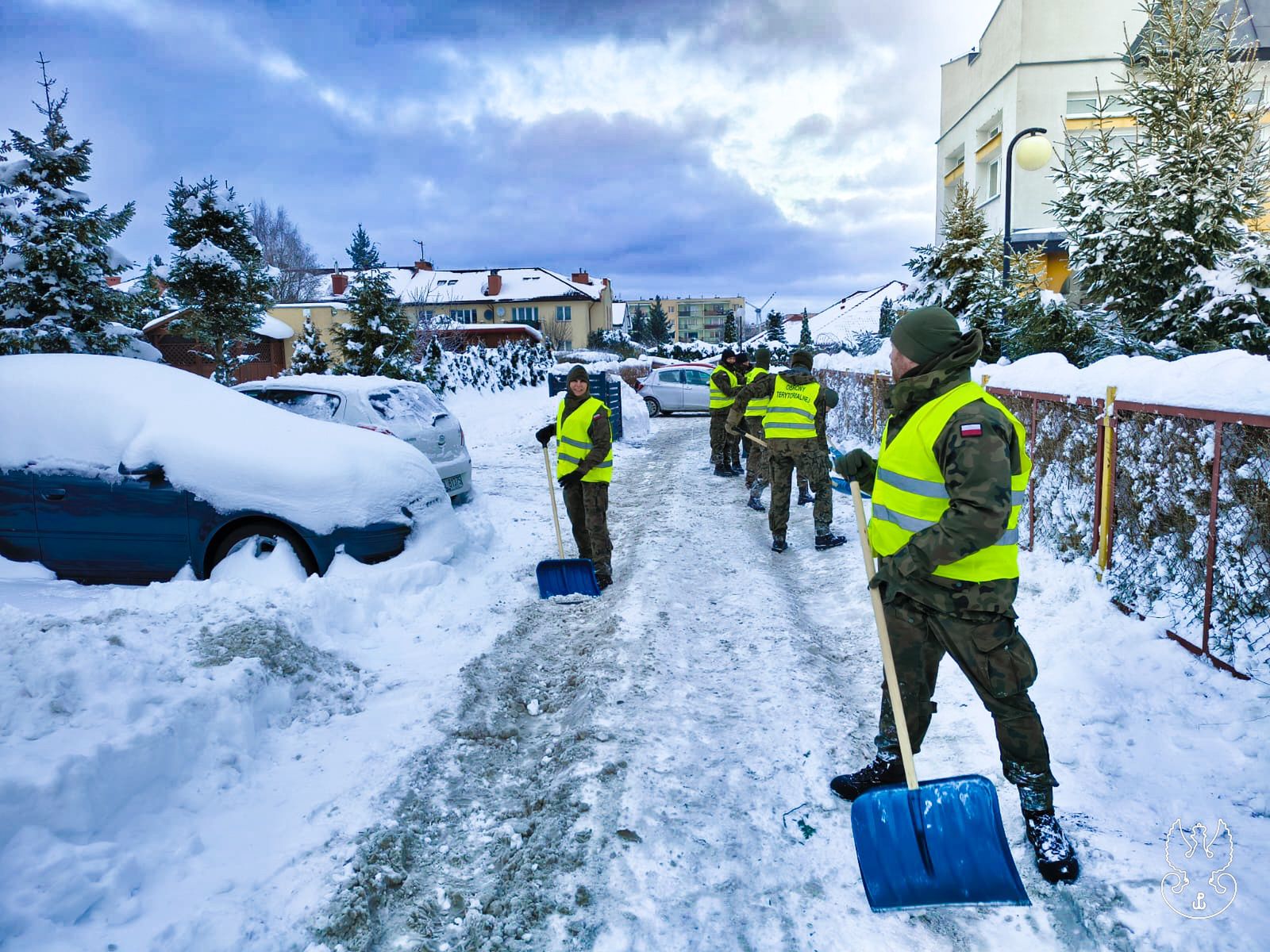 Żołnierze odśnieżają po ataku zimy w Słupsku