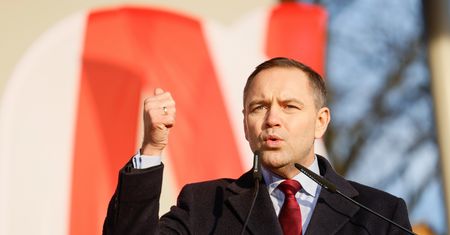 Sondaż pokazuje, że Mentzen dogania Nawrockiego. Kandydat PiS komentuje