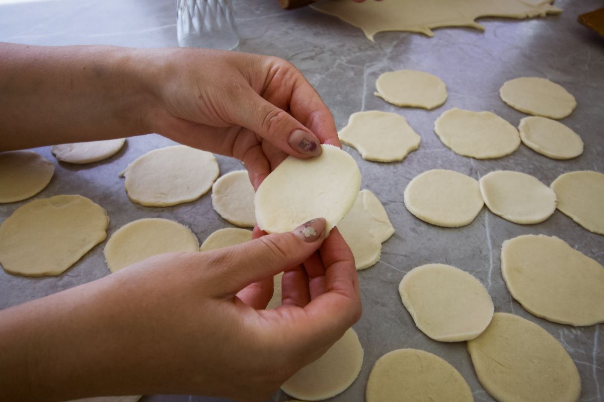 Zamiast do sałatki jarzynowej dodaj do ciasta na pierogi. Będą rozpływać się w ustach