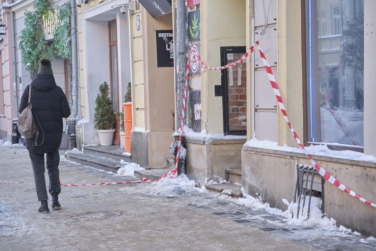 Przechodnie zerwali taśmy informujące o zagrożeniu soplami