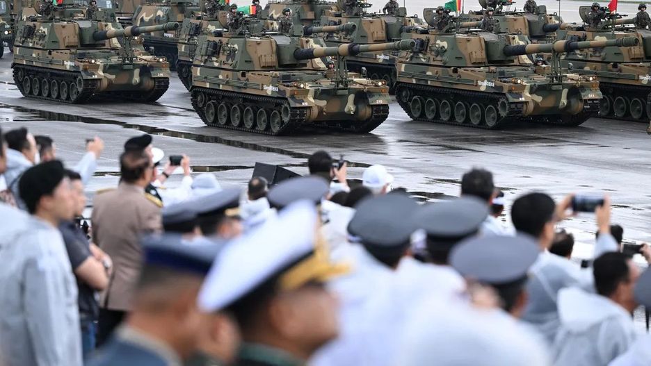 Południowokoreańskie haubice kal. 155 mm podczas parady