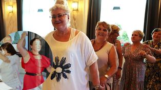 Oświęcim: Trzynastego, wszystko zdarzyć się może. Szampańska zabawa emerytów i rencistów, w której "dojechali" pociągiem do Warszawy