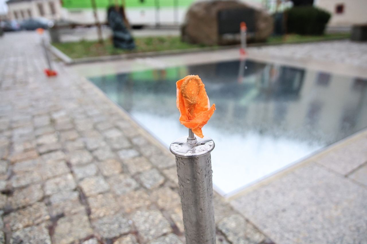 Kielce: Montują ogrodzenie przy instalacji "Niebo Kielc"