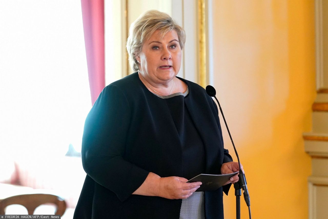 Norwegia wstrzymuje dalsze znoszenie restrykcji. Delta wkroczy szybciej? Na zdjęciu premier Norwegii Erna Solberg 