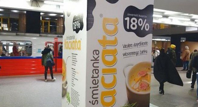 Śmietanka Łaciata reklamowana wielkimi kartonami w warszawskim metrze
