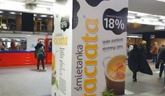 Śmietanka Łaciata reklamowana wielkimi kartonami w warszawskim metrze