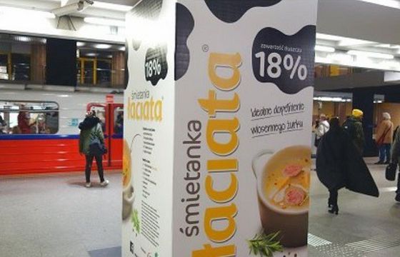 Śmietanka Łaciata reklamowana wielkimi kartonami w warszawskim metrze
