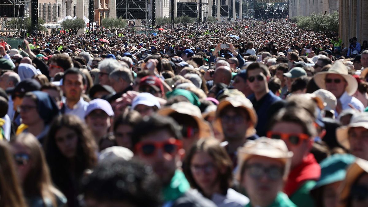 Members of the public crowd the area during the funeral of Pope Francis in Saint Peter's Square, on the parvis of Saint Peter's Basilica, in Vatican City, 26 April 2025. Pope Francis passed away on Easter Monday, 21 April 2025, at the age of 88. EPA/MASSIMO PERCOSSI Dostawca: PAP/EPA.