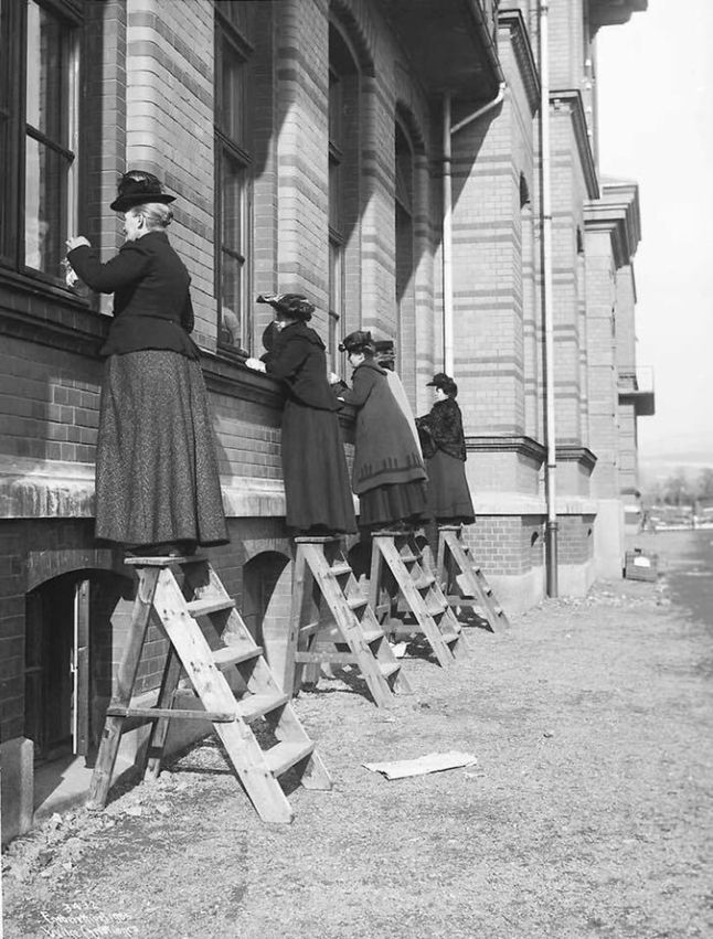 Kobiety odwiedzające chorych w szpitalu podczas kwarantanny. Oslo, 1905.