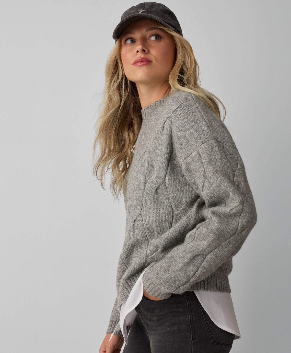 Szary sweter z kolekcji Pepco 