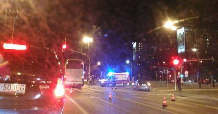 Wypadek na al. Solidarności. Kierowca autokaru wjechał na czerwonym świetle