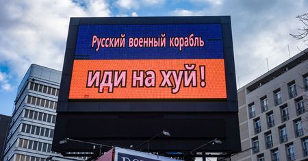 Zdjęcia dnia. Telebim w Warszawie krótko ze słowami żołnierzy z Wyspy Węży