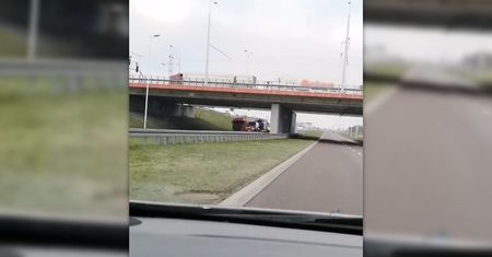 Wypadek na ul. Mełgiewskiej. Strażacy musieli użyć specjalistycznego sprzętu, by uwolnić zakleszczone w środku dziecko