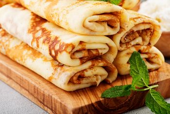 Węgrzy dorzucają do ciasta na naleśniki jeden produkt. Mięciutkie i elastyczne, jeszcze lepsze niż zwykłe