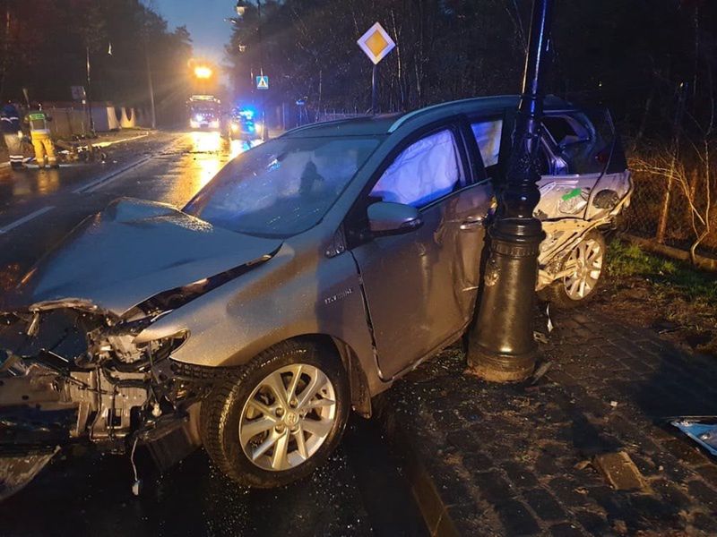 Mazowieckie. Auto staranowało słup energetyczny i latarnię. Za kierownicą 16-latek