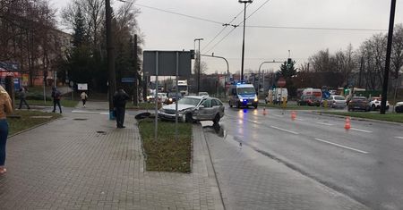 Zderzenie audi i mercedesa na ul. Mełgiewskiej. Występują utrudnienia w ruchu