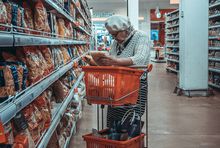 Klientka w sklepie, fot. unslpash