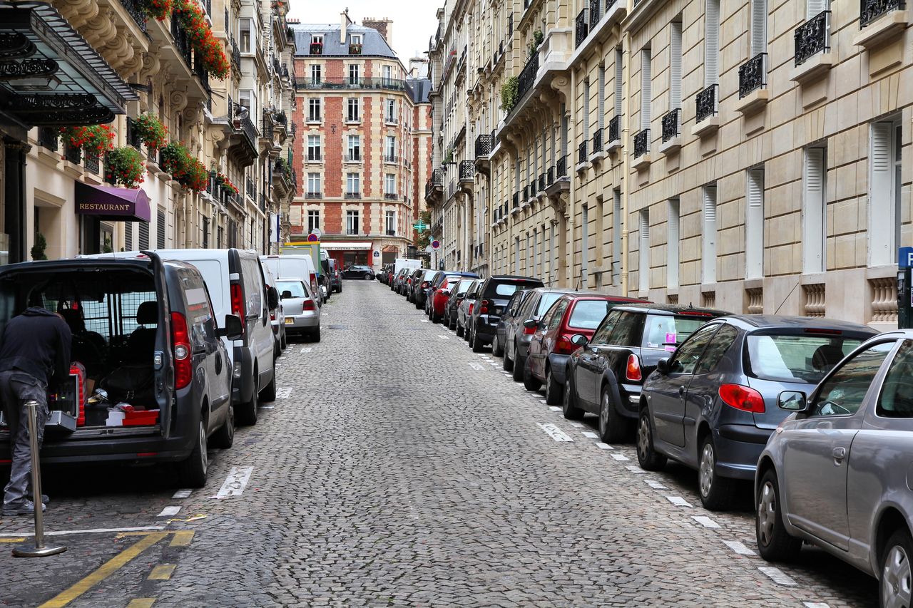 Paryż wypowiada wojnę SUV-om. Opłaty za parkowanie trzykrotnie w górę