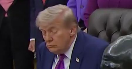 Trump przyłapany? 15-sekundowe nagranie. Biały Dom reaguje