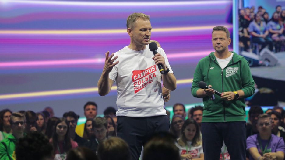 Olsztyn, 23.08.2024. Prezydent Warszawy Rafał Trzaskowski (P) i minister sportu i turystyki Sławomir Nitras (C) na inauguracji Campusu Polska Przyszłości 2024, 23 bm. w Olsztynie. (aldg) PAP/Tomasz Waszczuk