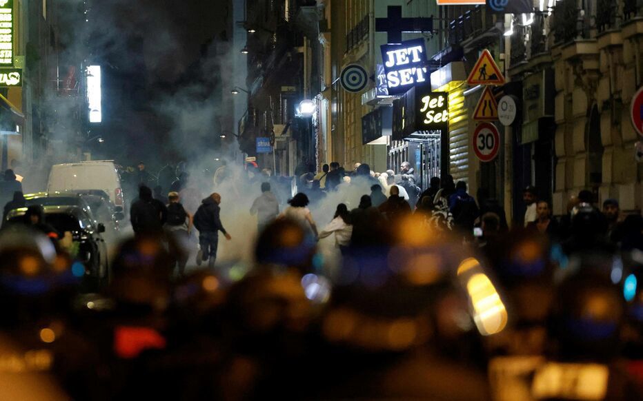 Zamieszki na ulicach Paryża po zastrzeleniu przez policję 17.latka, który nie zatrzymał się do kontroli drogowej. (Photo by Ludovic MARIN / AFP)LUDOVIC MARINdemonstration, unrest, police, riot, Horizontal