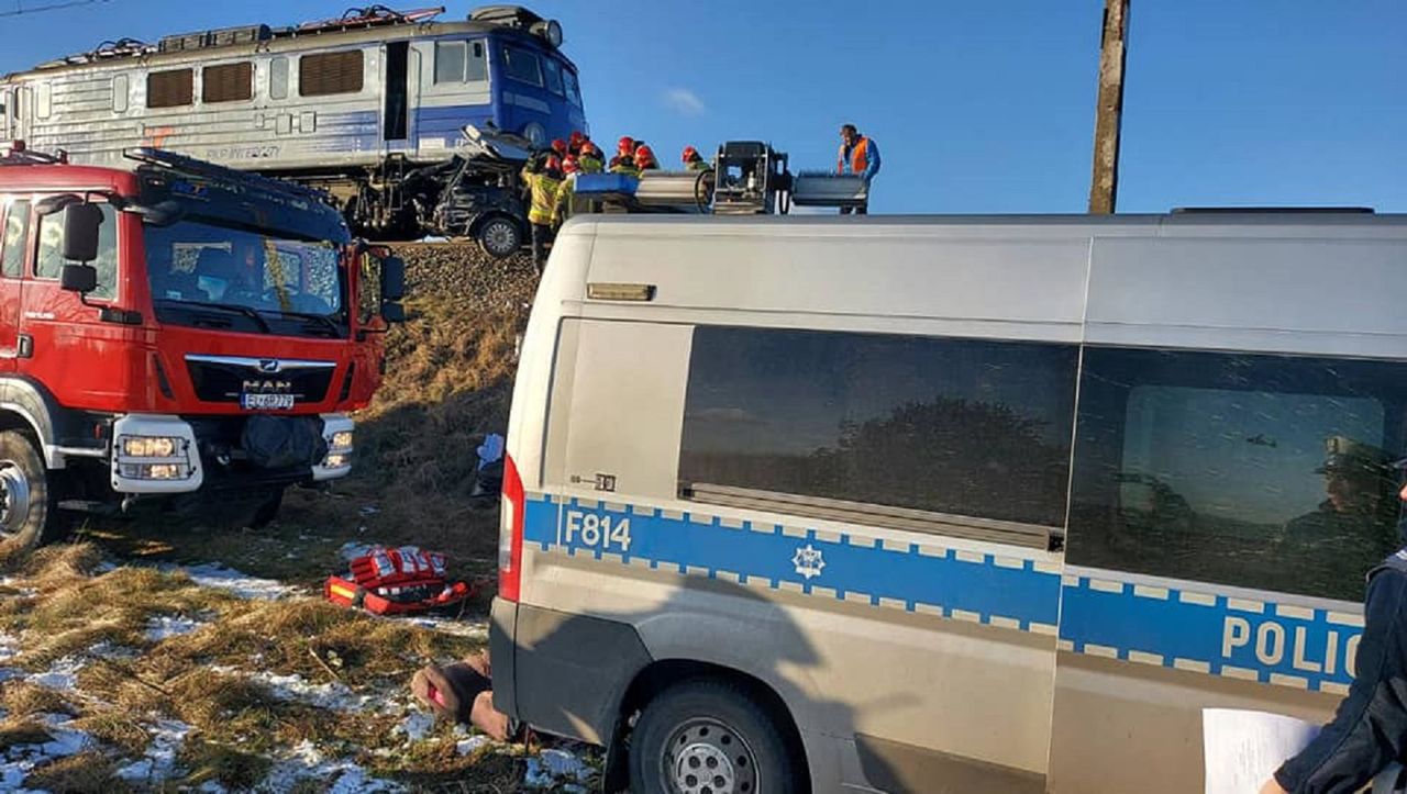 Samochód wjechał pod pociąg. Nie żyje jedna osoba, ranne dzieci