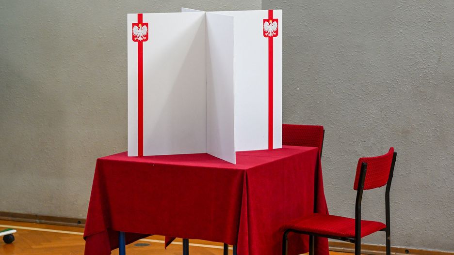 Szczecin, 30.05.2025. Wybory prezydenta RP - II tura. Przygotowany lokal wyborczy przed drugą turą wyborów prezydenckich, w Szczecinie, 30 bm. PAP/Marcin Bielecki